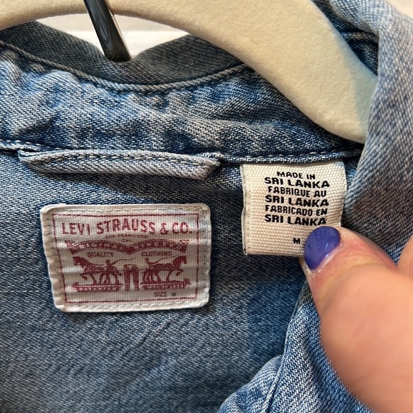 Levi’s button up - Picture 2 of 2